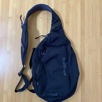 파타고니아 아톰 슬링 8L 원숄더 바디백 블랙