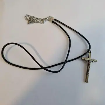 금속제 십자가 목걸이