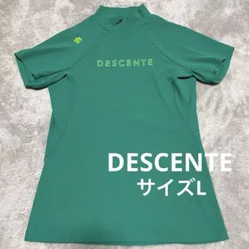 네이비 폴로 셔츠와 데상트 그린 셔츠