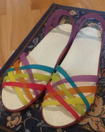 Crocs 컬러풀 스트랩 샌들