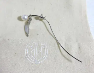 새상품 ucalypt Pearl Curve Line Earring 펄