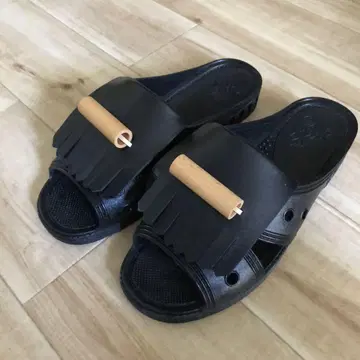 bench BENSAN 소가죽 태슬이 달린 블랙 샌들
