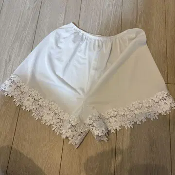 화이트 레이스 장식 숏 팬츠 M 사이즈