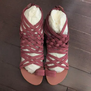 레드 스트랩 샌들