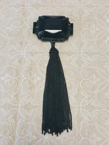 검은색 태슬이 달린 브로치, 스톤이 빠진 상태, 장 블랑코 페레
