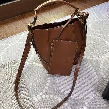 자라 탑 스티치 버킷 백