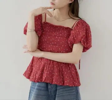 chico 탈부착 플라워 페플럼 블라우스