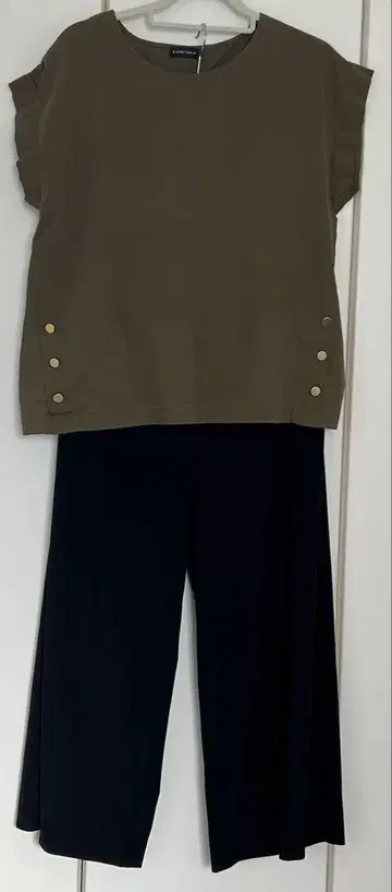 올리브 반팔 상의와 블랙 와이드 팬츠 세트