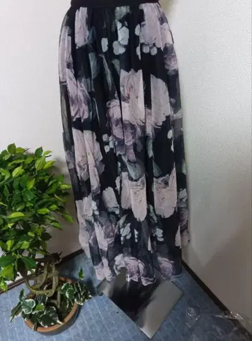 플레어 스커트 블랙 베이스에 연보라색 꽃무늬