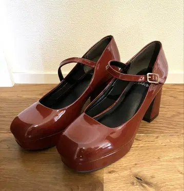 키다리 아저씨 23.5cm 통굽 청키 스트랩 펌프스 레드