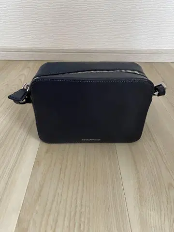 ARMNI 네이비 가죽 숄더백