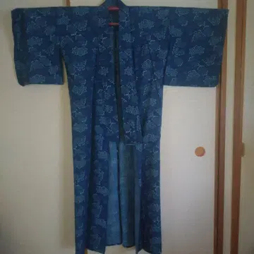 네이비 컬러 꽃과 나비 무늬 손바느질 유카타