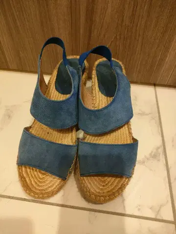 파란 웨지솔 샌들