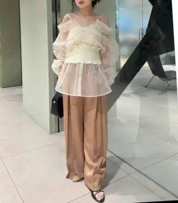오프숄더 쉬폰 슬리브리스 셔츠