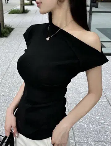 QUNG 아지메 거들 프렌치 슬리브 탑 블랙