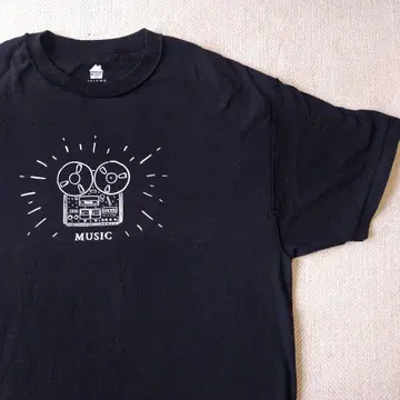 ISNESS MUSIC 티셔츠 이즈네스 뮤직