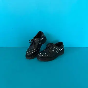 닥터마틴 스터드 장식 블랙 레이스업 슈즈