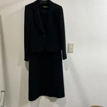 블랙 정장 세트 (자켓 + 스커트)