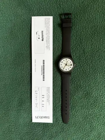 Swatch 다이얼 화이트 블랙 러버 손목시계