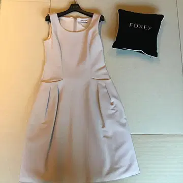 FOXEY 뉴욕, 파우더 베이지 슬리브리스 드레스 40
