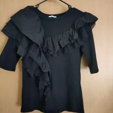 Te chichi 프릴이 달린 블랙 상의 프리 사이즈