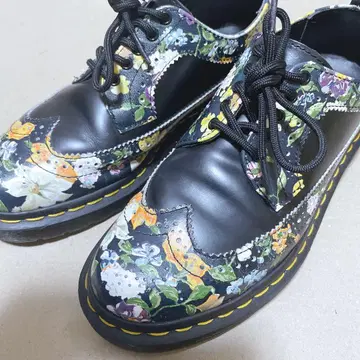 Dr. Martens 블랙 플라워 무늬 신발