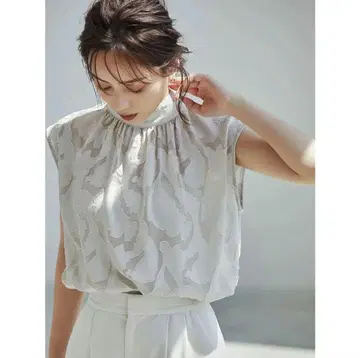 애뉴언스 2웨이 컷 자카드 스탠드 카라 블라우스