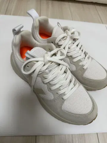 VEJA 화이트 메쉬 스니커즈