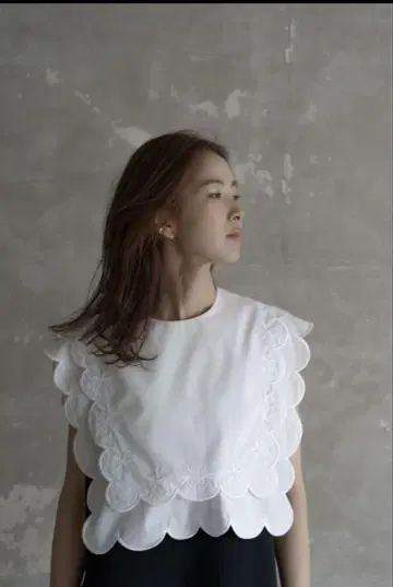새상품 roughlow embroidery scallop blouse