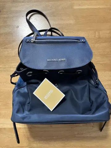 가격 인하합니다. MICHAEL KORS 네이비 백팩
