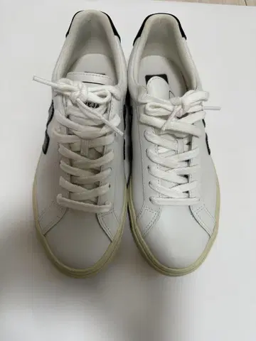 VEJA 화이트/블랙 스니커즈
