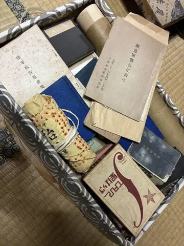 중일전쟁의 오래된 책과 자료가 가득 찬 상자