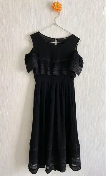 ROSE BUD 블랙 오프숄더 원피스 레이스 컷아웃