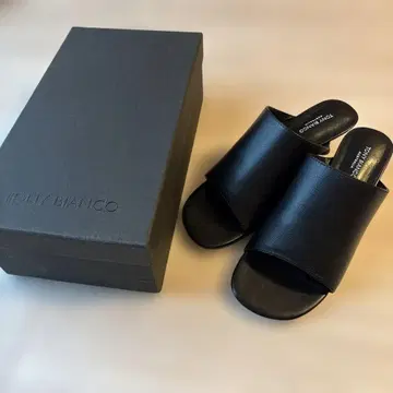 TONY BIANCO 블랙 뮬 샌들