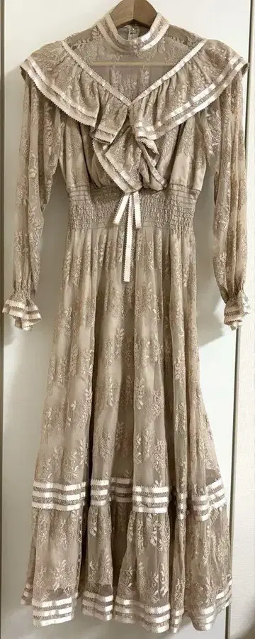 Maison de FLEUR 쁘띠 로브 레이스 원피스 베이지