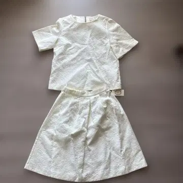 Te chichi 화이트 텍스처 스커트 셋업