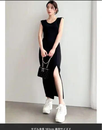 리젝시 백 슬릿 타이트 원피스