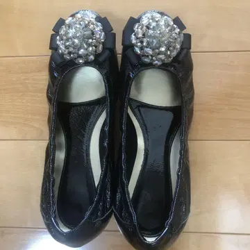 노에비아 비쥬 모티브가 있는 블랙 플랫 슈즈