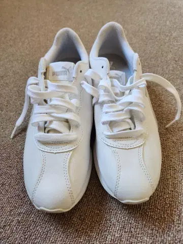 Puma 화이트 스니커즈 26cm