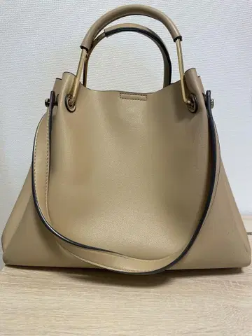 메탈 핸들 핸드백 베이