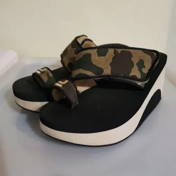 휠라 카모플라주 통굽 웨지 샌들