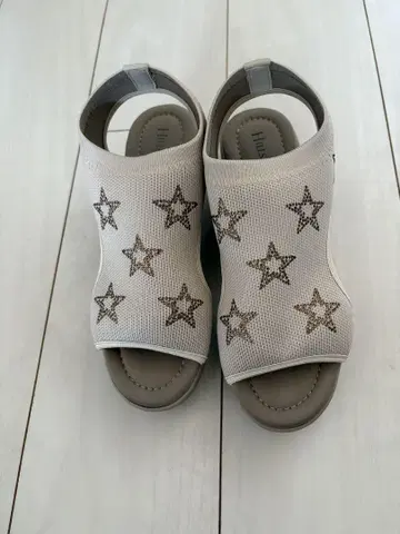힐즈 애비뉴 샌들 23cm