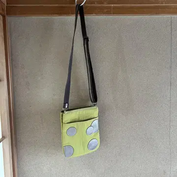 올리브 그린 원형 패치 숄더백