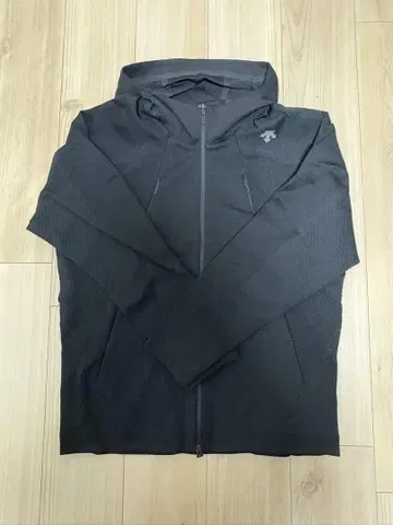데상트 후드티