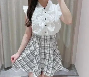 Anmille 라운드 자수 프릴 블라우스 슬리브리스