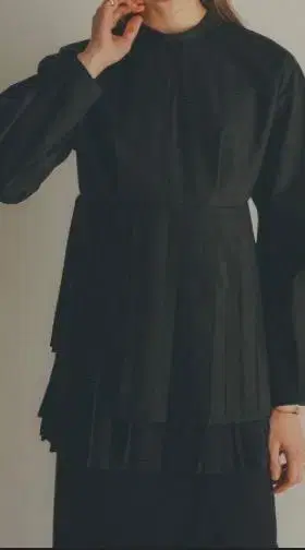 CLANE 클라네 샤이프 라인 플리츠 상의 블라우스 1