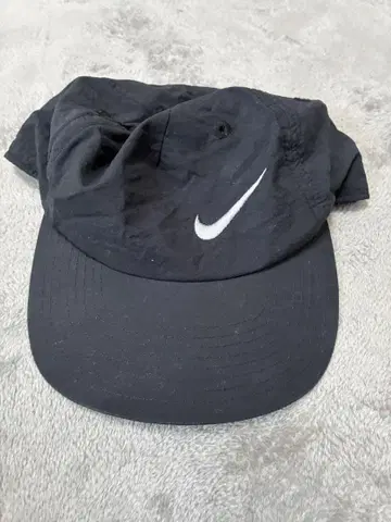 나이키 캡 00s 스우시 뒤틀림