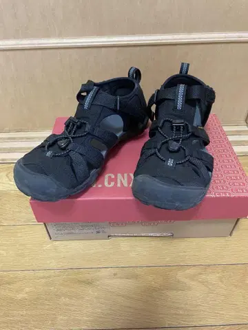 KEEN CNX 블랙 아웃도어 샌들 23.5cm