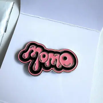 TWICE 랜덤 핀 배지 MOMO ( 허벅지 )