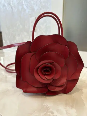 kate spade 장미 모양의 빨간색 파티 백